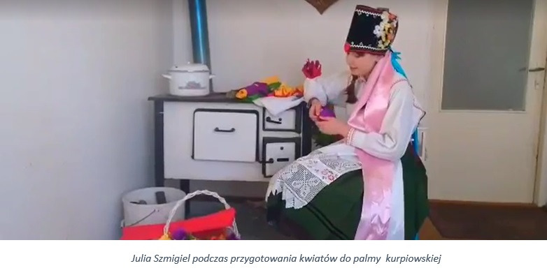 Julia Szmigiel podczas przygotowania kwiatów do palmy  kurpiowskiej
