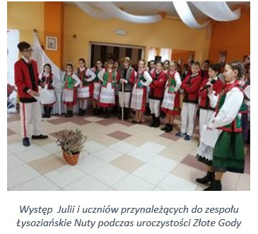 Występ  Julii i uczniów przynależących do zespołu Łysoziańskie Nuty podczas uroczystości Złote Gody